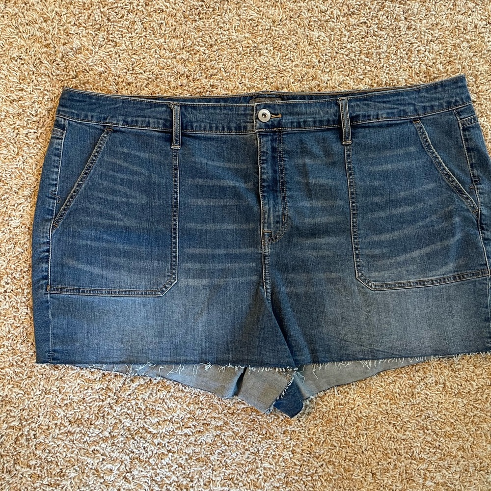 Torrid Feel The Fit Denim Medium Wash Distressed 3.5 inch Jean Shorts Size 26